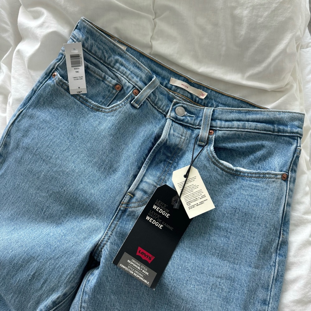 Levi’s Wedgie Straight Jean. Size 30